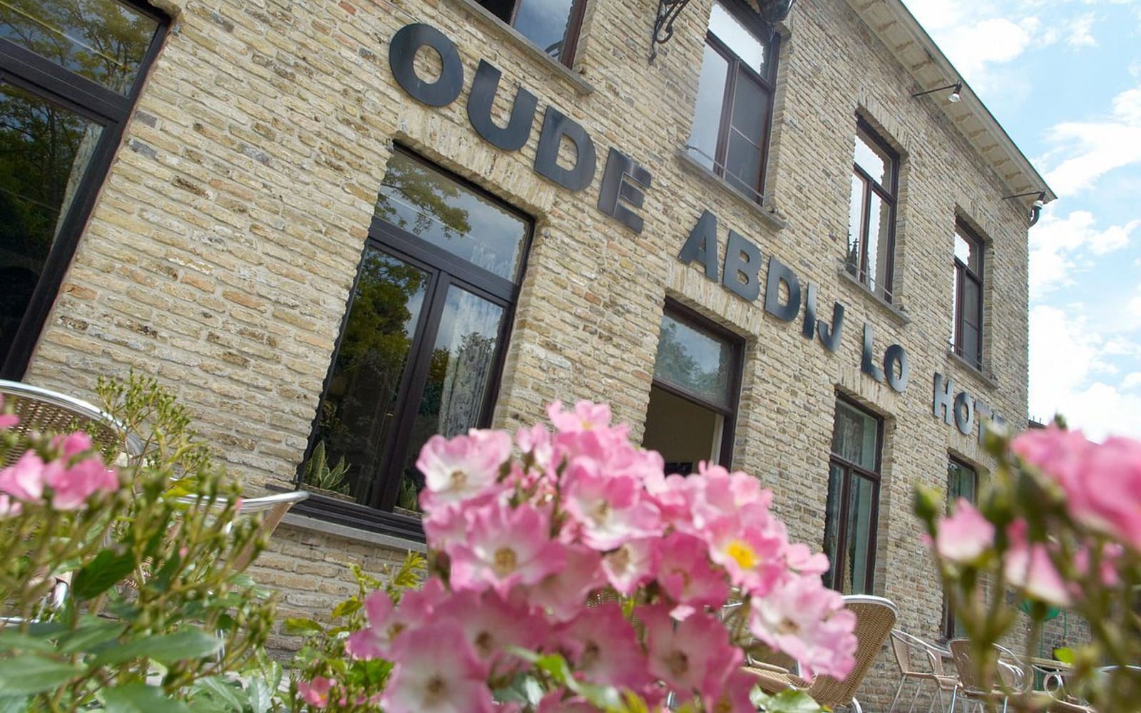 Battlefields 2027, Oude Abdij Hotel